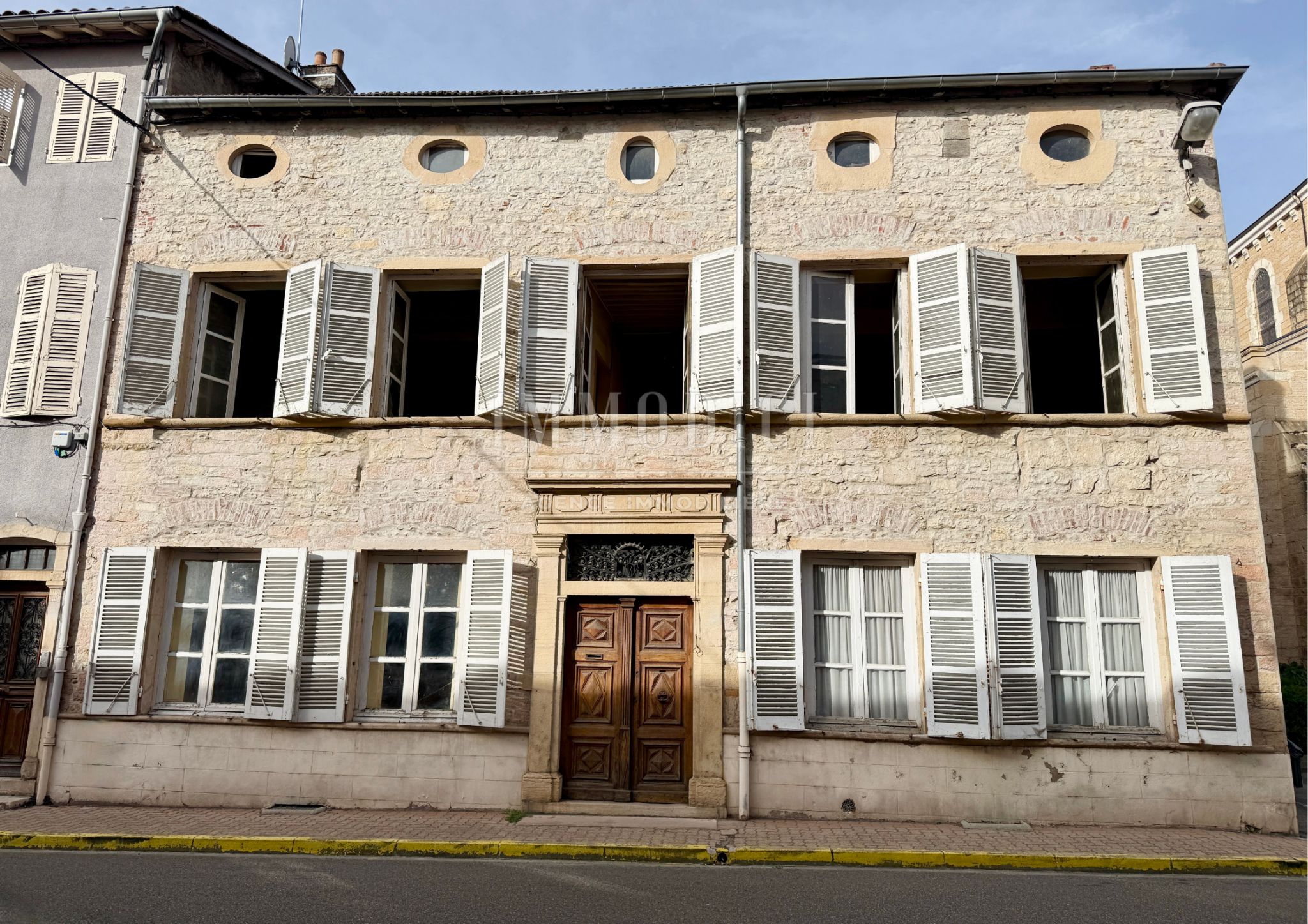 Demeure de caractère du XVIIᵉ siècle de 340 m2 avec cour et beau potentiel