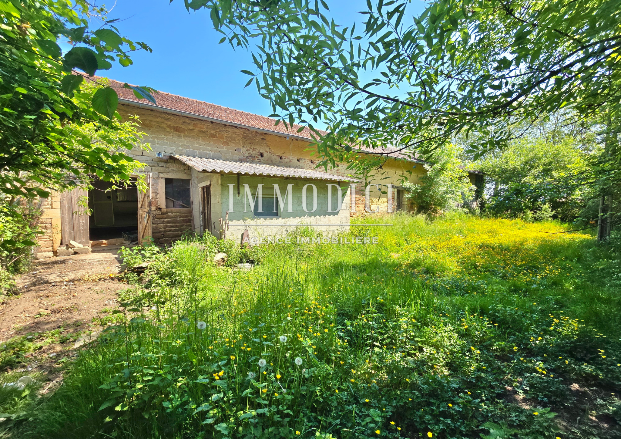 Grange à aménager de 430 m2 au sol sur 3000m2 de terrain