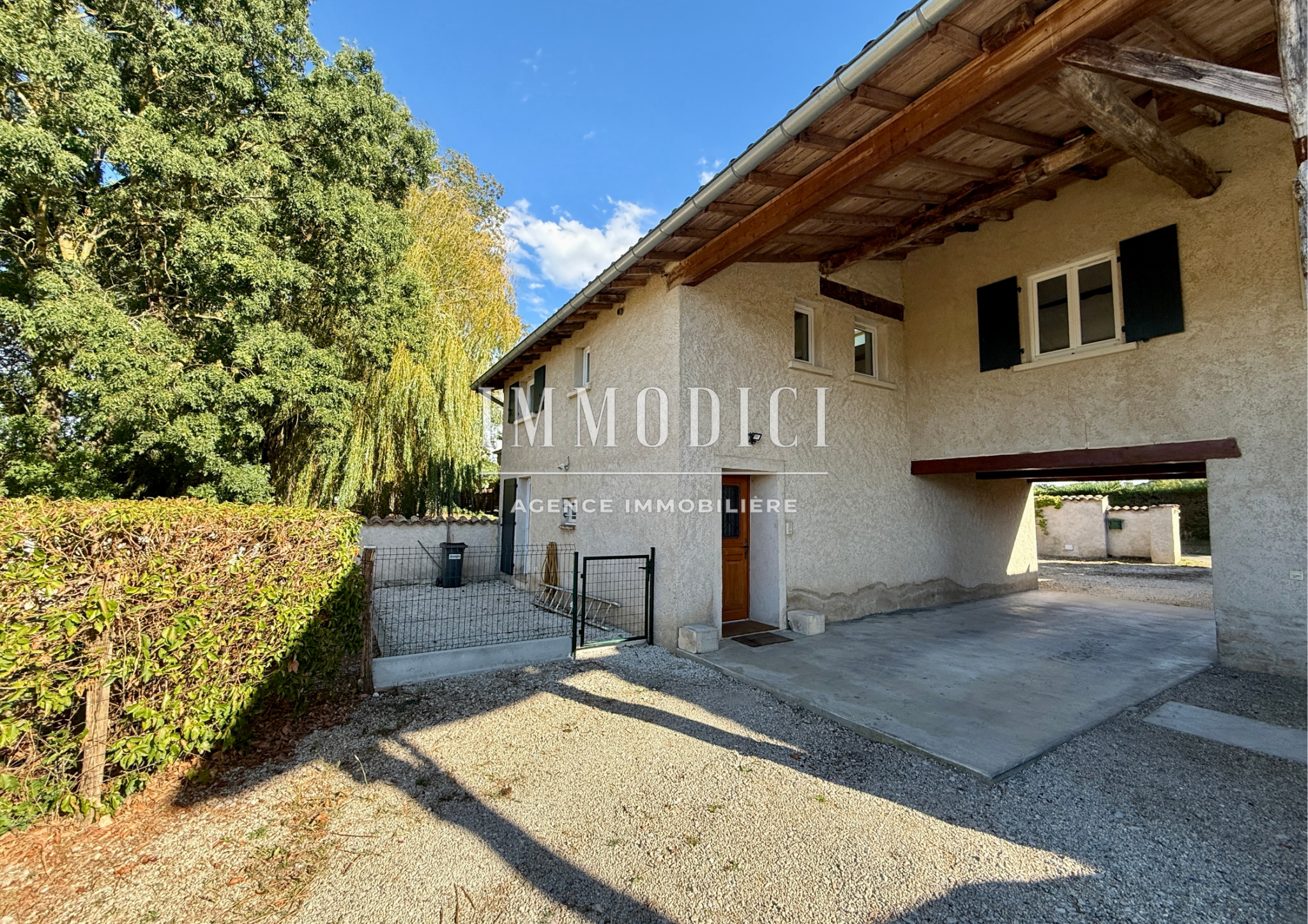 À LOUER   MAISON DE VILLAGE 4 PIÈCES AVEC TERRAIN PRIVATIF   GARNERANS