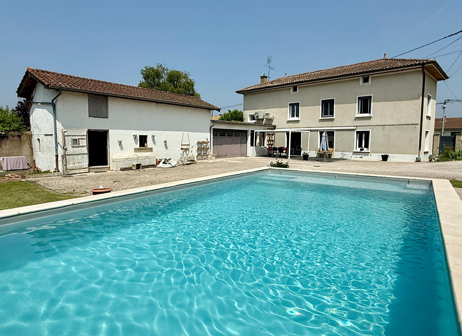 Maison familiale 165m2, 5 chambres sur terrain clos de 1.081 m2 avec piscine et dépendances aménageables