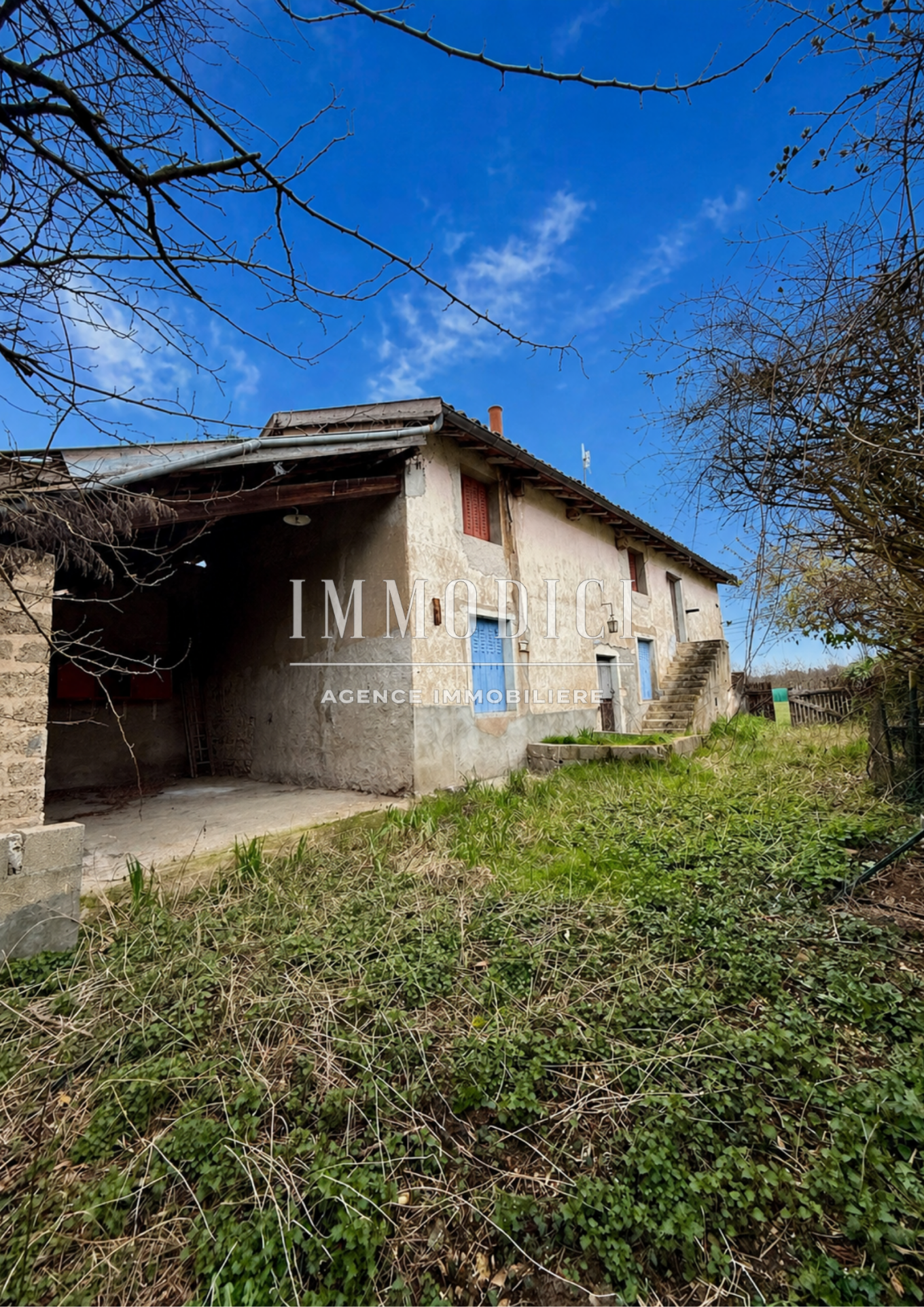 Maison de charme à rénover   115 m2   Terrain 1 154 m2   Dracé