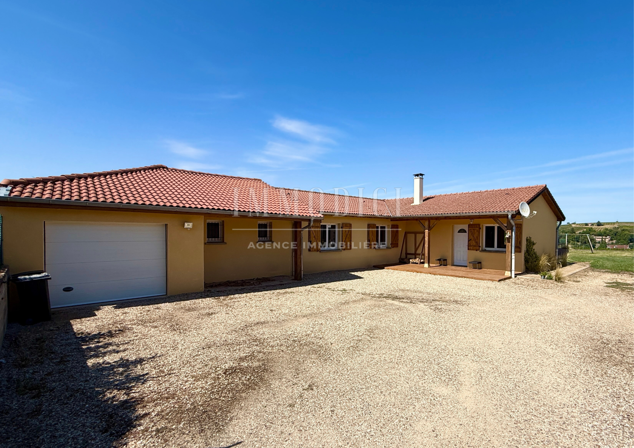 Villa familiale de plain-pied et sa jolie vue sur les collines